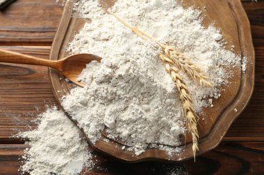 Tahta masaya un ve çivi yığını, üst manzara.