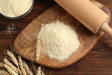 Tahta masaya un ve çivi yığını, düz uzanmış.