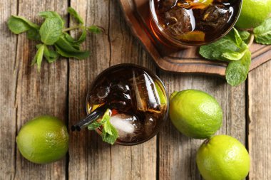 Küba libre kokteylini, tahta masada nane şekeri ile tazeliyorum.