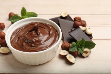 Fındıklı çikolata, fındık, çikolata ve nane parçalarını ahşap masaya serdim.