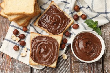 Çikolatalı fındıklı tost, fındık ve nane, ahşap masa, düz uzanma
