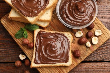 Çikolatalı fındıklı tost, fındık ve nane, ahşap masa, üst manzara.
