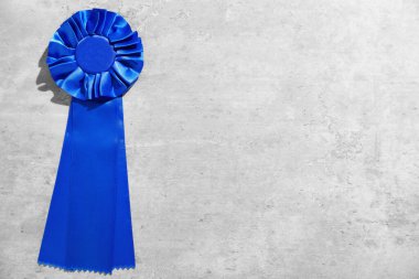 Açık gri masada mavi kurdele, üst manzara. Metin için boşluk