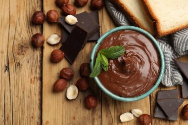 Fındıklı, naneli, çikolatalı ve fındıklı ahşap masaya yayılmış.