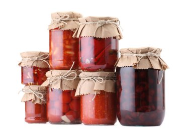 Farklı turşu ürünleri olan bir sürü kavanoz beyaz üzerine izole edilmiş.