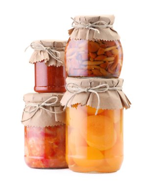 Farklı turşu ürünleri olan bir sürü kavanoz beyaz üzerine izole edilmiş.