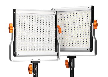 Profesyonel ışıklandırma ekipmanları beyaza izole edilmiş. Fotoğraf stüdyosu aracı