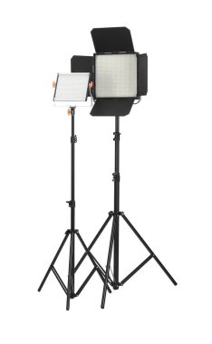 Beyaza izole edilmiş tripodlu profesyonel ışıklandırma ekipmanları.