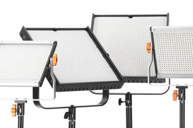 Profesyonel ışıklandırma ekipmanları beyaza izole edilmiş. Fotoğraf stüdyosu aracı