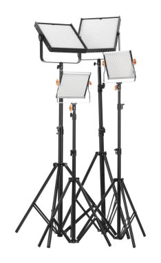 Beyaza izole edilmiş tripodlu profesyonel ışıklandırma ekipmanları.
