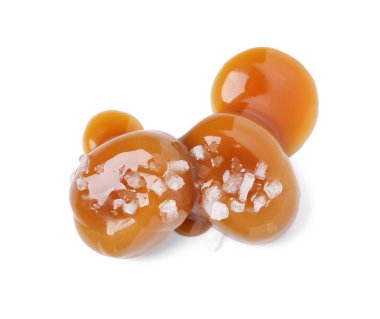 Lezzetli tatlı şekerler, beyaz üzerine izole edilmiş tuz ve karamel sosu.