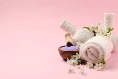 Pembe arka planda güzel çiçekli spa kompozisyonu, yakın plan. Metin için boşluk