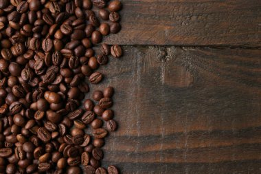Aromatik kahve çekirdekleri, ahşap masa, üst manzara. Metin için boşluk