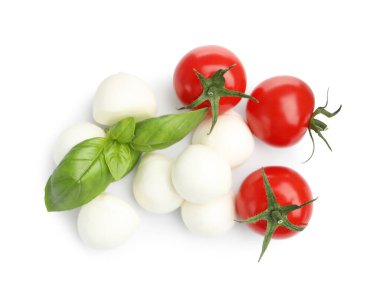 Lezzetli mozzarella peynirli toplar, domates ve fesleğen beyaza izole edilmiş.