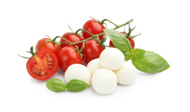 Lezzetli mozzarella peynir topları, domates ve fesleğen beyaza izole edilmiş.