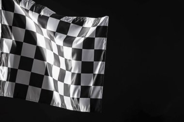 Siyah arkaplanda bir yarış bayrağı, metin için boşluk