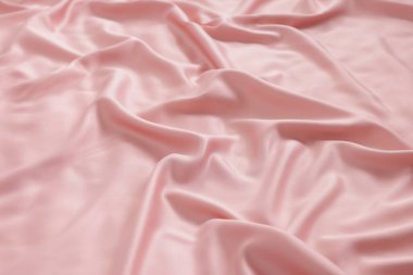 Yatakta güzel pembe ipek çarşaflar, yakın plan