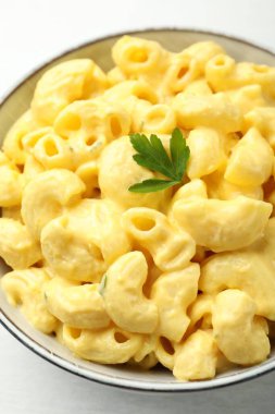 Masada peynir soslu leziz makarna, yakın plan.