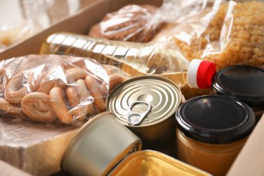 Kutuda birçok farklı gıda ürünü var, yakın plan.