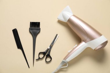 Tarak, makas, fırça ve kurutma bej arka plan, düz uzanma