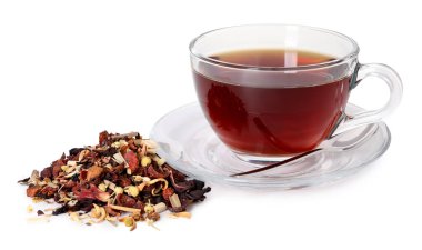 Cam fincanda nefis bitkisel çay, kaşık ve kuru yapraklar beyaz üzerine izole edilmiş.