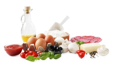 Pizza yapıyorum. Farklı malzemeler beyaza izole edilmiş.