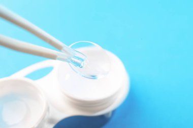 Işık arkaplanından kontak lensleri alıp, yakın plan çekiyoruz. Metin için boşluk