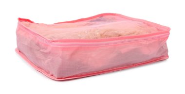 Beyaz üzerine katlanmış giysileri olan bir paket küpü.
