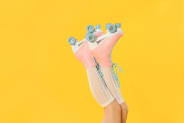 Turuncu arka planda patenli kadın, yakın plan.