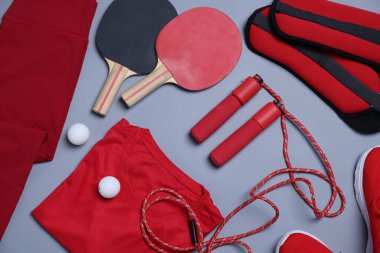 Gri arka planda spor giyimli düz konum