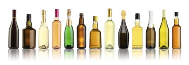 Farklı türde alkollü içeceklerin bulunduğu şişeler beyaz sette izole edilmiş.