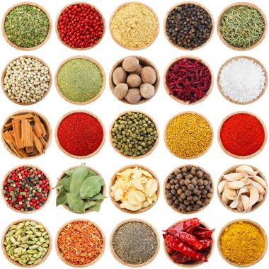 Farklı aromatik baharatlar ve beyaz kaplar. Üst görünüm