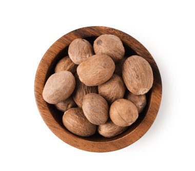 Kabın içindeki fındıklar beyazda izole, üst manzara