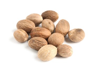 Beyazın üzerinde izole edilmiş taze hindistan cevizi yığını