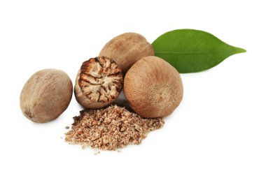 Tam, hindistan cevizi, toz ve yaprak beyaza izole edilmiş.