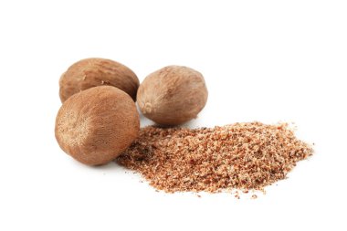 Bütün hindistan cevizi ve toz beyaza izole edilmiş.