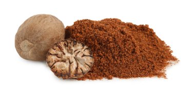 Tam, kesilmiş hindistan cevizi ve toz beyaza izole edilmiş.