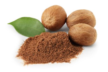 Bütün hindistan cevizi, toz ve yaprak beyaza izole edilmiş.