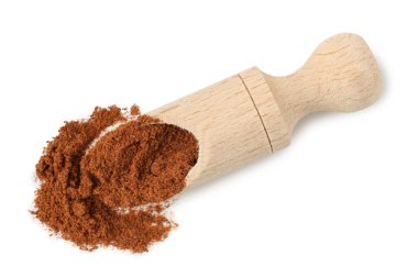 Kepçedeki Nutmeg tozu beyaza izole edilmiş, üst görünüm