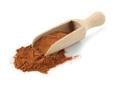 Kepçedeki Nutmeg tozu beyaza izole edilmiş.