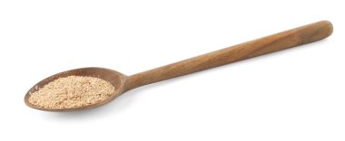 Hindistan cevizi tozu beyaz kaşıkta izole edilmiş.