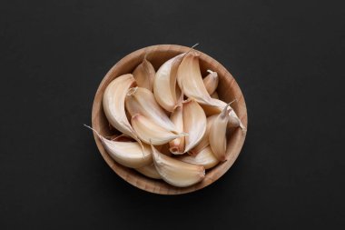 Kasede sarımsak, koyu masada, üst tarafta.