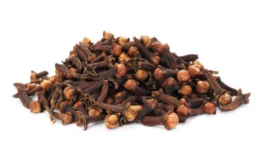 Beyaz üzerine izole edilmiş aromatik karanfil yığını