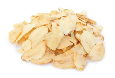 Beyaz üzerine izole edilmiş kurutulmuş sarımsak yığını.