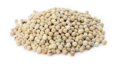 Beyaz üzerine izole edilmiş aromatik biber yığını.