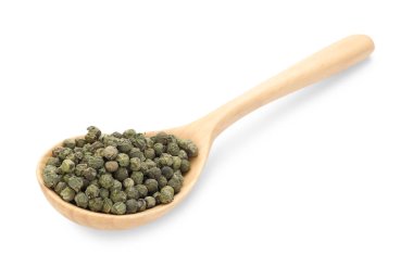 Aromatik biber ve ahşap kaşık beyaza izole edilmiş.