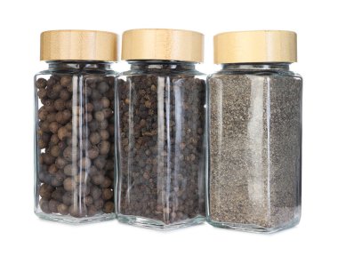 Beyaz kavanozlardaki farklı aromatik baharatlar.