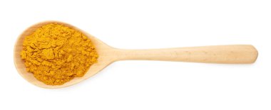 Kaşığın içindeki zerdeçal tozu beyaza izole edilmiş, üst manzara. Aromatik baharat