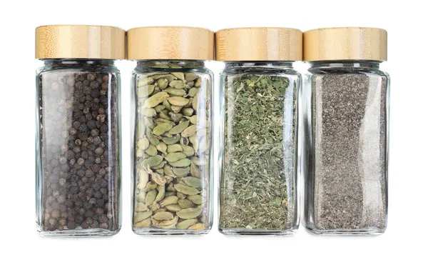 Beyaz kavanozlardaki farklı aromatik baharatlar.