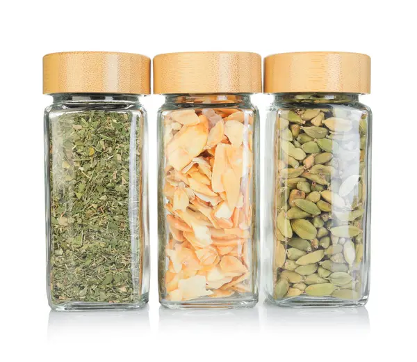 Beyaz kavanozlardaki farklı aromatik baharatlar.